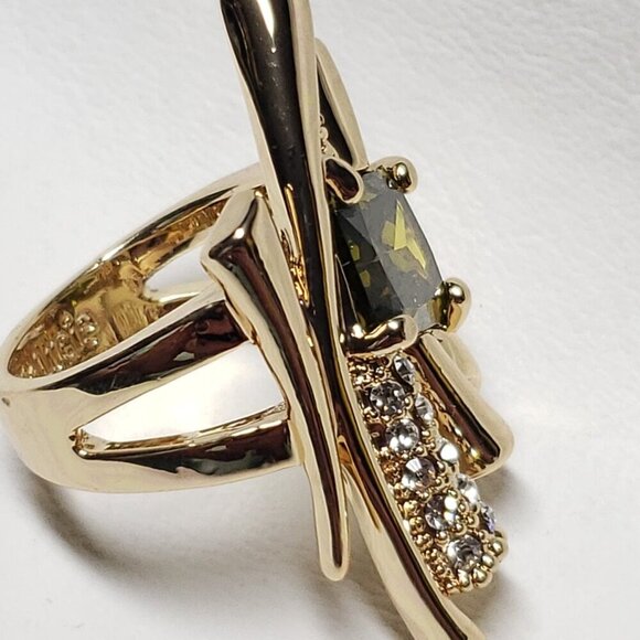 Fashion Swish and Clear Crystals with a Green Stone - Size 8 - Picture 3 of 4